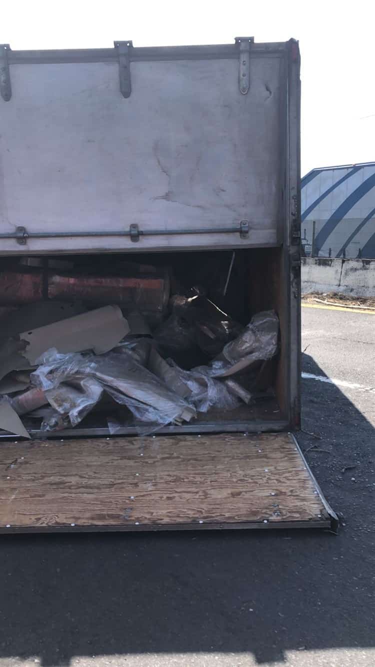 Vuelca camión cargado de muebles sobre la carretera federal Xalapa-Veracruz