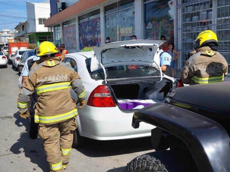 Rescatan a niña de un año atrapada en el interior de un automóvil en Boca del Río