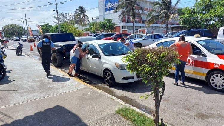 Rescatan a niña de un año atrapada en el interior de un automóvil en Boca del Río