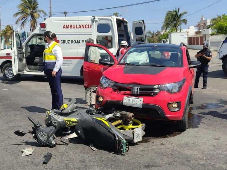 Automóvil impacta a motociclistas en la colonia Centro en Veracruz