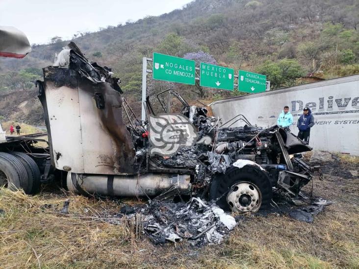 Incendio de tráiler sobre la carretera Orizaba-Puebla deja dos lesionados