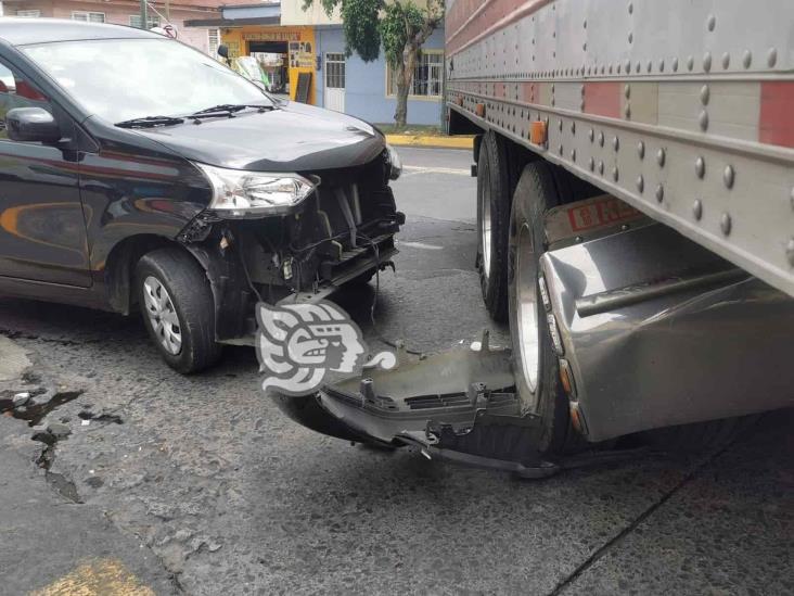 Daños materiales dejó choque en avenida 20 de Noviembre de Xalapa