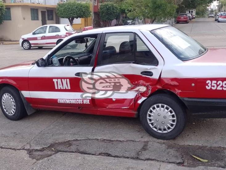 Taxi chocó contra camioneta en la colonia Palma Sola