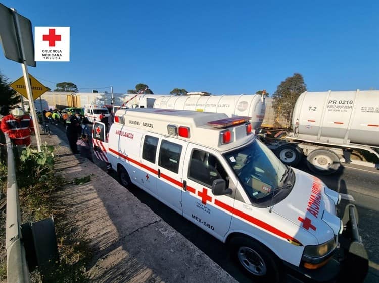 Choque entre autobús y tren deja un muerto y varios heridos en Toluca