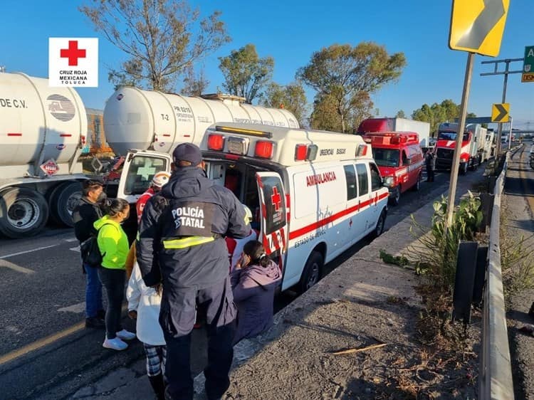 Choque entre autobús y tren deja un muerto y varios heridos en Toluca