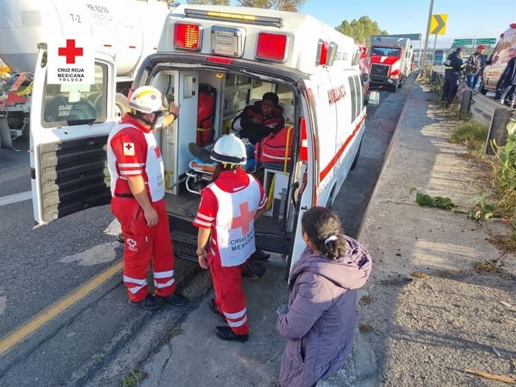 Choque entre autobús y tren deja un muerto y varios heridos en Toluca