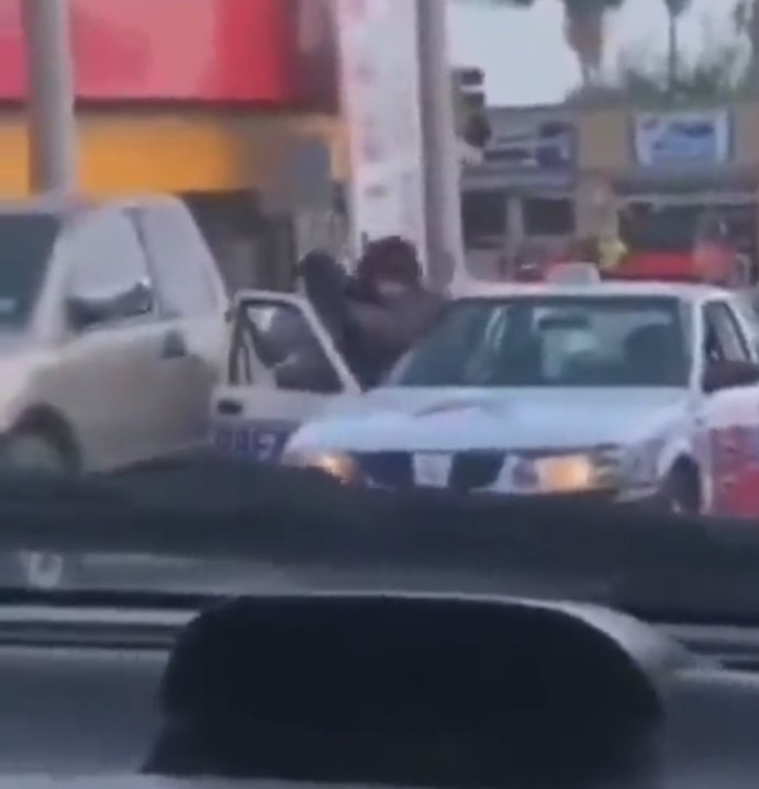 Graban momento en que un hombre intenta subir por la fuerza a mujer a un taxi