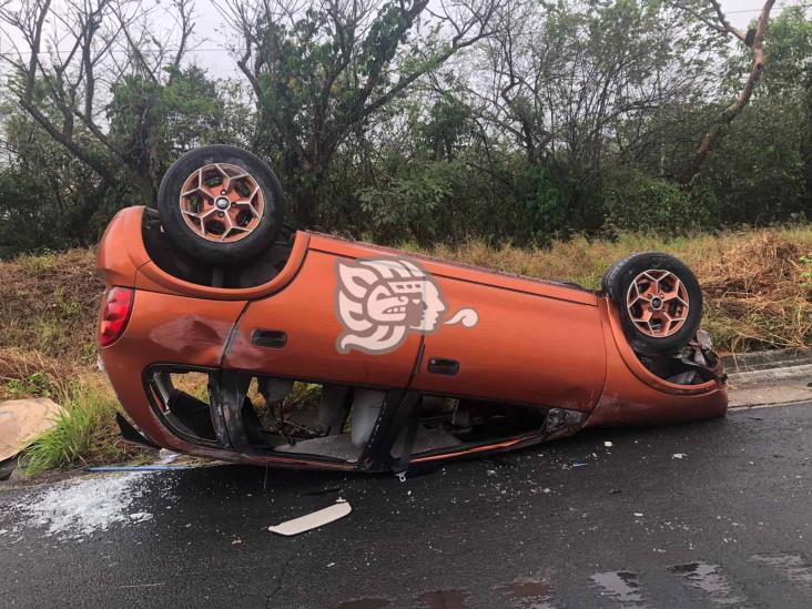 Familia de Chiapas sufrió volcadura en el sur de Veracruz