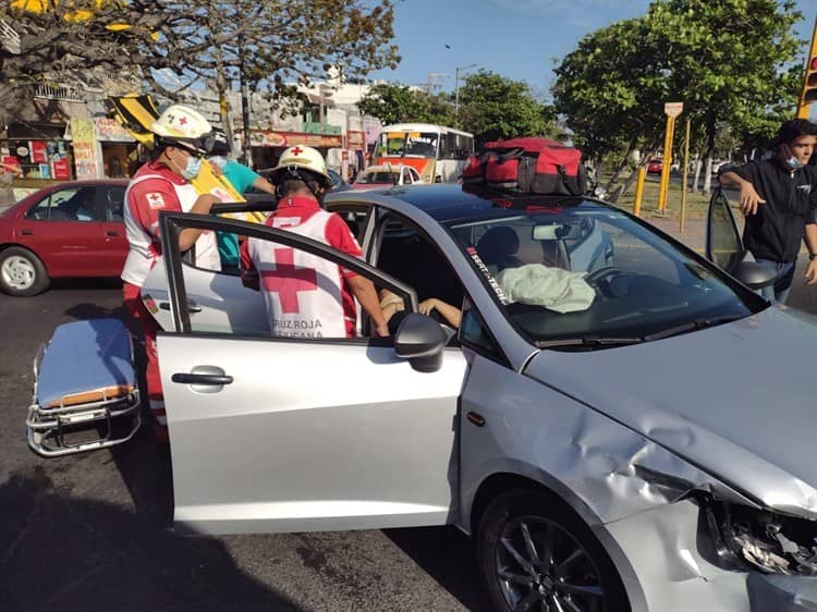 Por falla de semáforos chocan dos vehículos en la avenida Cuauhtémoc, en Veracruz