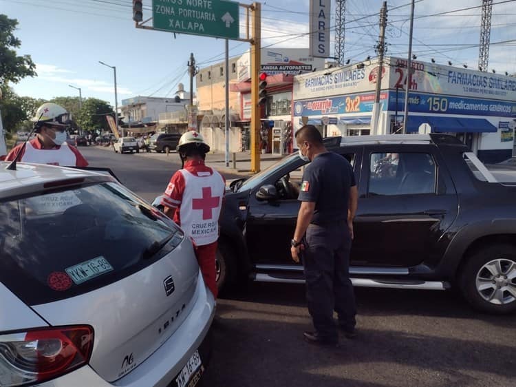 Por falla de semáforos chocan dos vehículos en la avenida Cuauhtémoc, en Veracruz