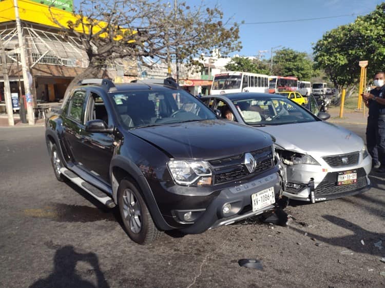 Por falla de semáforos chocan dos vehículos en la avenida Cuauhtémoc, en Veracruz