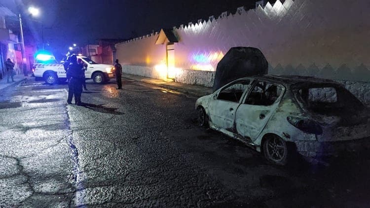 ¡Sale ileso! Hombre es rescatado de su automóvil en llamas en Boca del Río