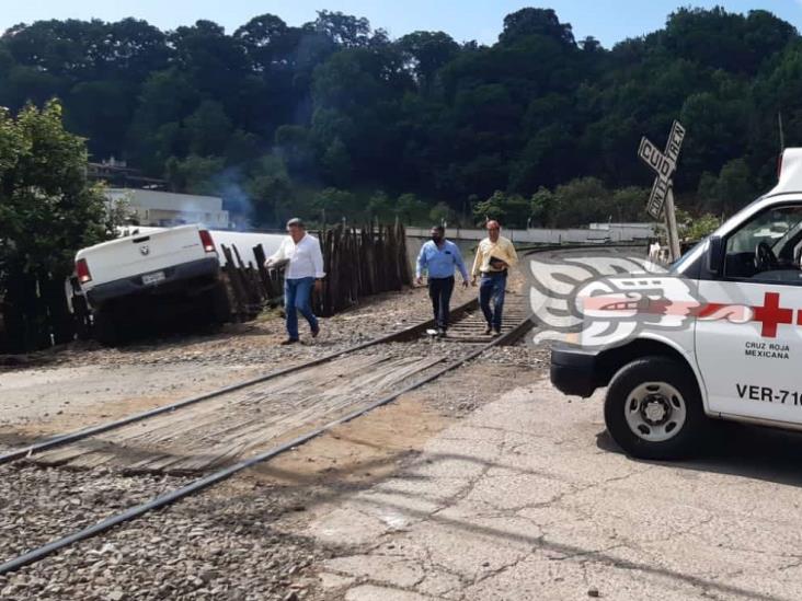 Tren impacta a camioneta en crucero de Banderilla