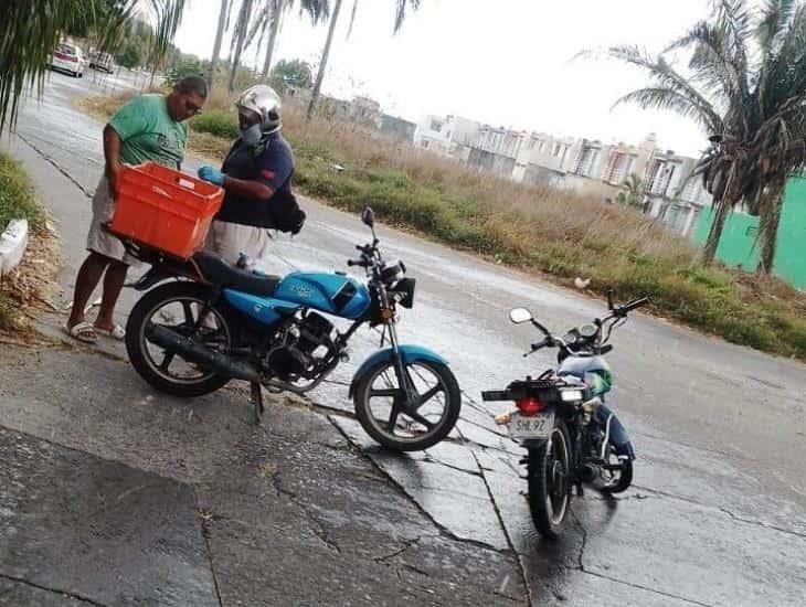 Motociclista derrapa en Lagos de Puente Moreno por pavimento mojado
