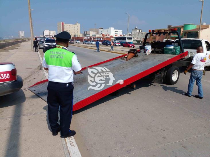 Taxi impacta muro en el Malecón; mujer lesionada