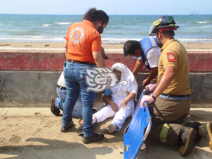 Taxi impacta muro en el Malecón; mujer lesionada