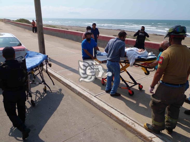 Taxi impacta muro en el Malecón; mujer lesionada