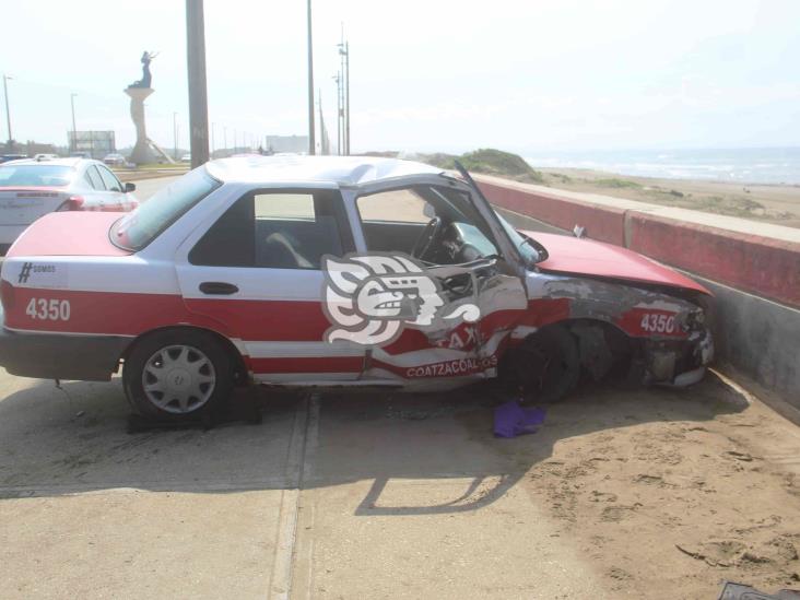 Taxi impacta muro en el Malecón; mujer lesionada