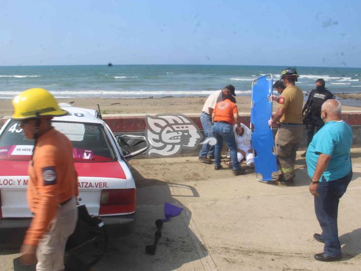 Taxi impacta muro en el Malecón; mujer lesionada