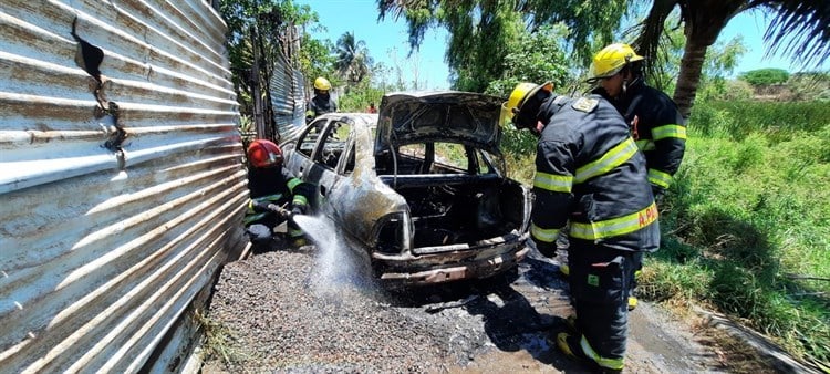 Automóvil se enciende en llamas en la colonia Reserva Tarimoya 1