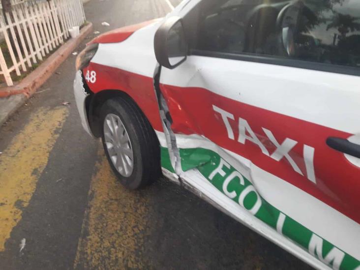 Por no respetar la luz roja auto se impacta contra taxi en Cardel