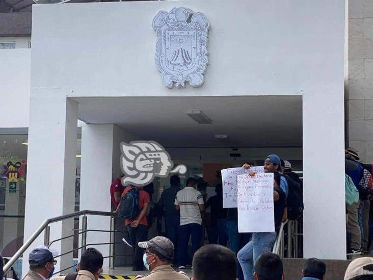 Exigen destitución de directora de administración de CMAS Xalapa