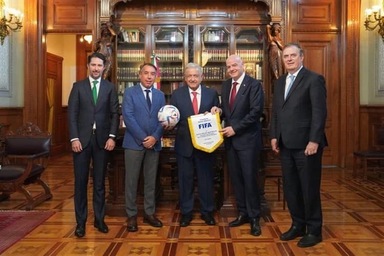 AMLO se reúne con el presidente de la FIFA, planean preparativos para Mundial 2026