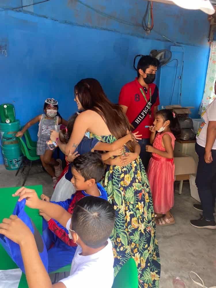 Mimmi Carballo, candidata a reina del Carnaval visitó escuelas en Veracruz