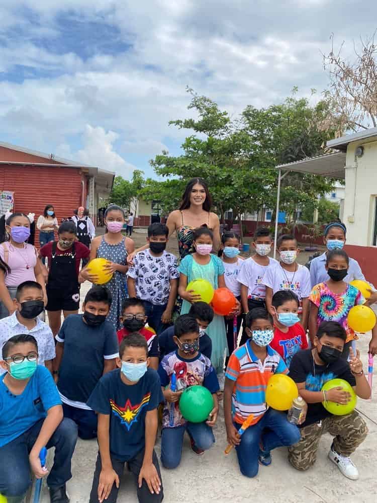 Mimmi Carballo, candidata a reina del Carnaval visitó escuelas en Veracruz