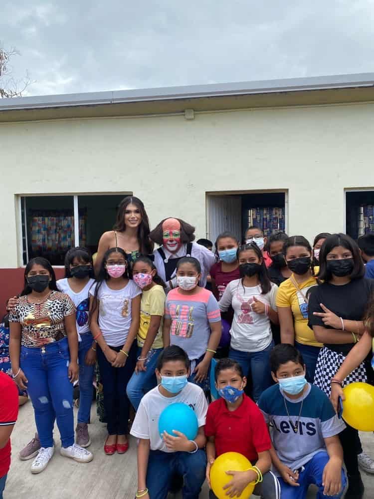 Mimmi Carballo, candidata a reina del Carnaval visitó escuelas en Veracruz