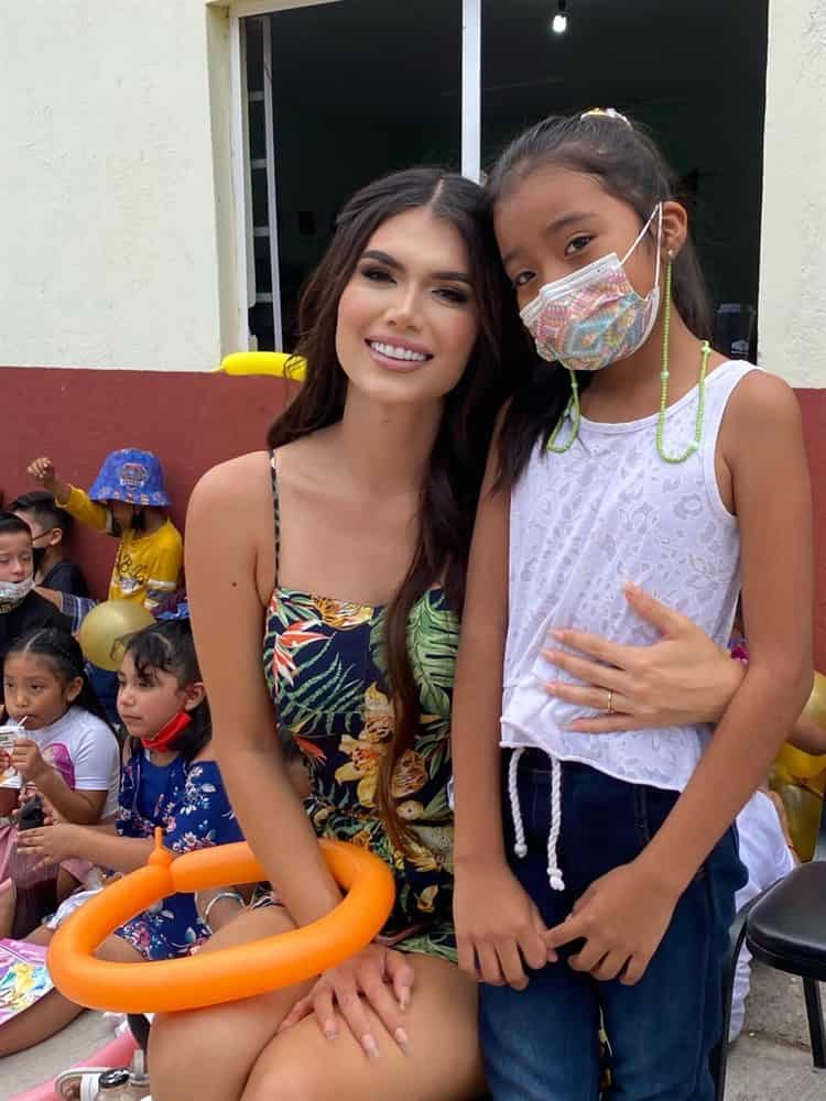 Mimmi Carballo, candidata a reina del Carnaval visitó escuelas en Veracruz