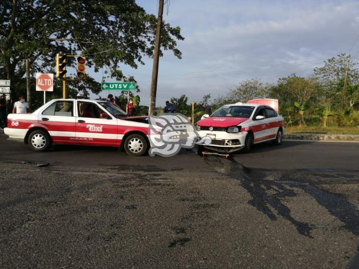 Colisionan taxis en cruce de Nanchital 