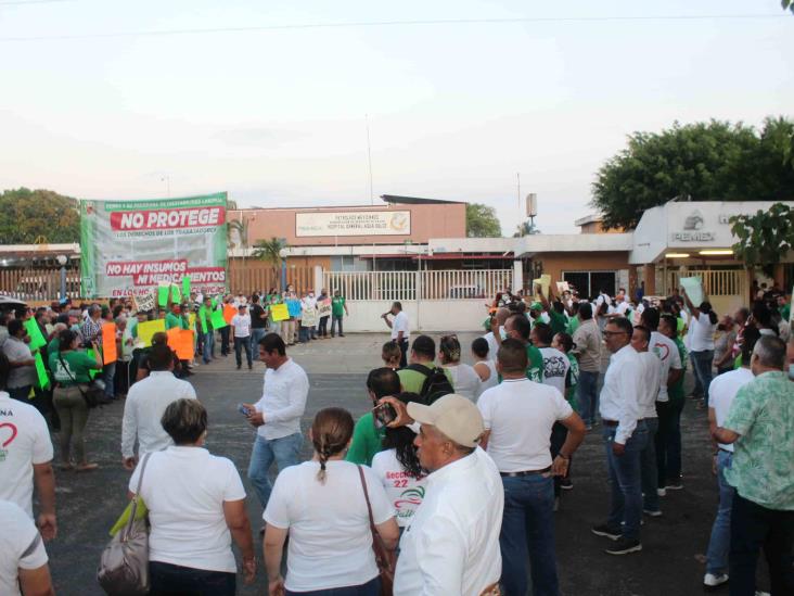 Protestan por  deterioro y el desabasto en Hospital de Pemex en Agua Dulce
