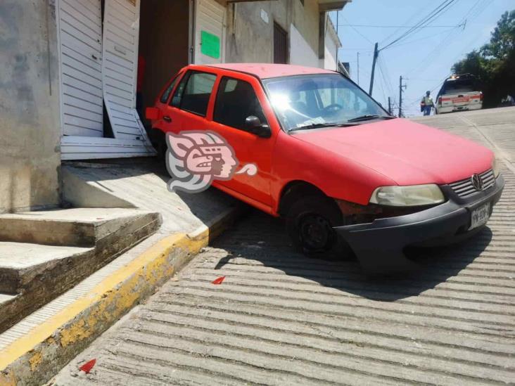 Auto termina contra la fachada de una casa, en Banderilla