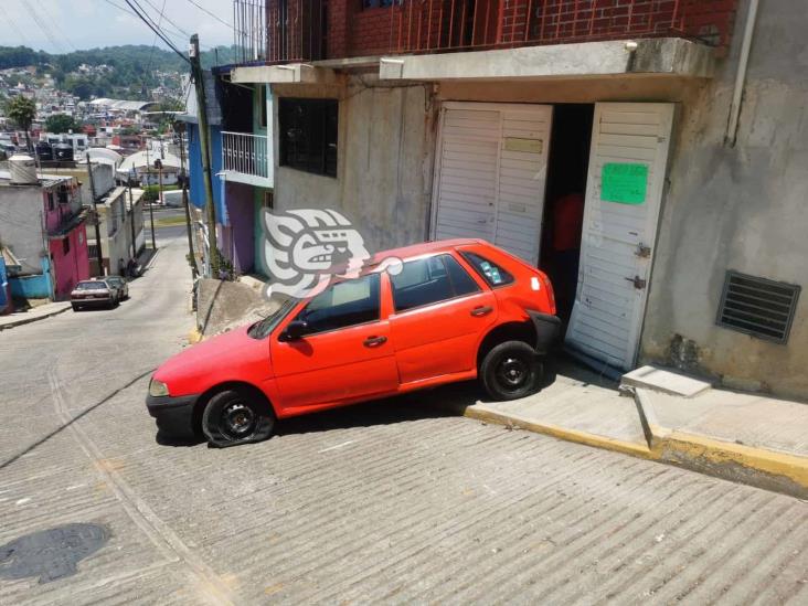 Auto termina contra la fachada de una casa, en Banderilla