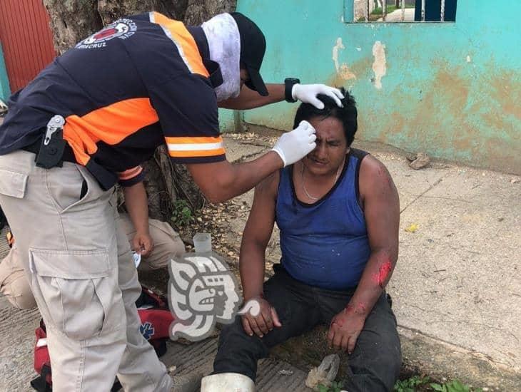 Tablajero derrapa a bordo de su motocicleta en Acayucan