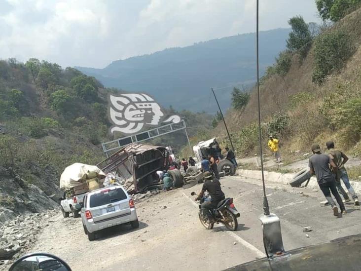 Reportan aparatosa volcadura en las cumbres de Maltrata