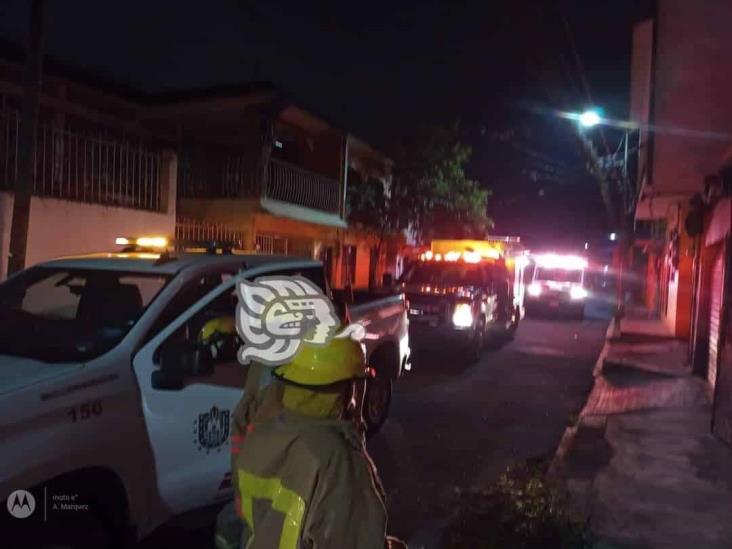 Corto circuito genera incendio en vivienda de Córdoba; hay un lesionado