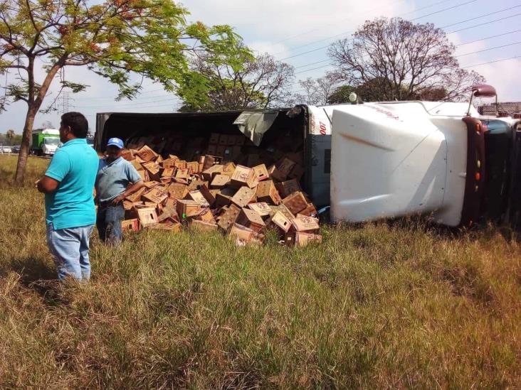 Reportan doble volcadura y choque en la Córdoba-Veracruz