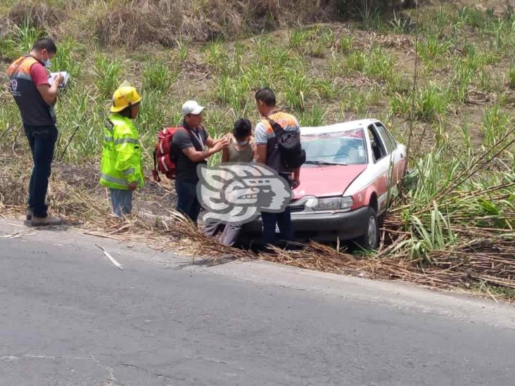 Taxi de Omealca vuelca en carretera de Cuitláhuac