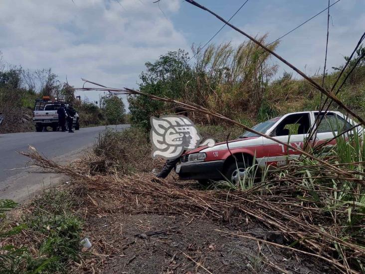 Taxi de Omealca vuelca en carretera de Cuitláhuac