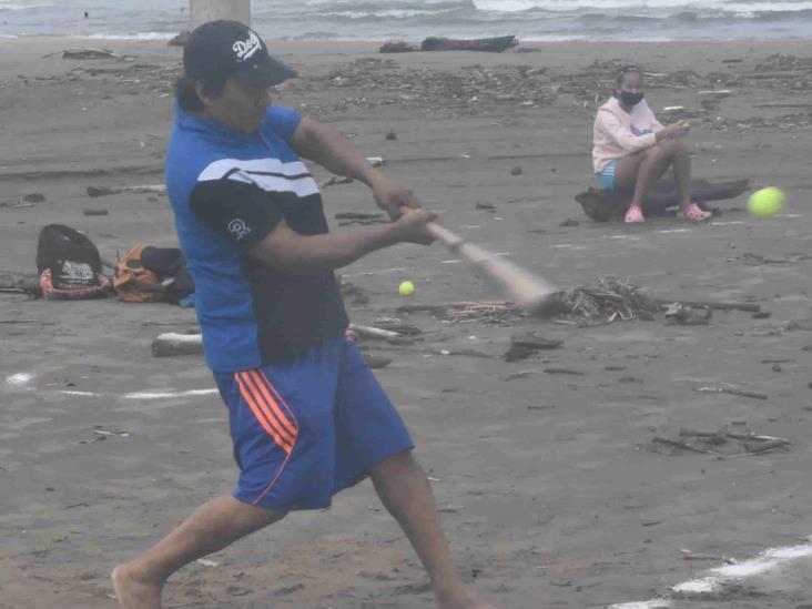 Vuelven los batazos al beisbol playero