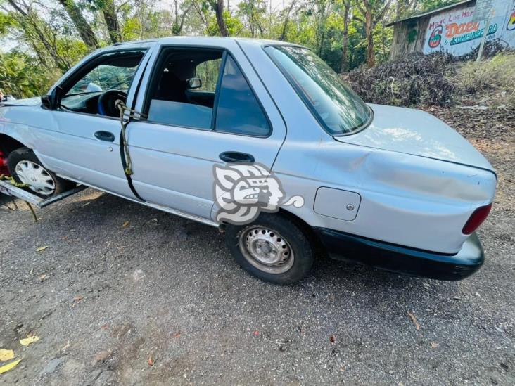 Vuelvan y abandonan vehículo en Hueyapan de Ocampo