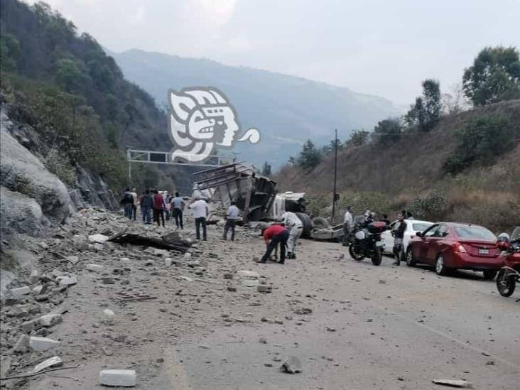 Reportan aparatosa volcadura en las cumbres de Maltrata