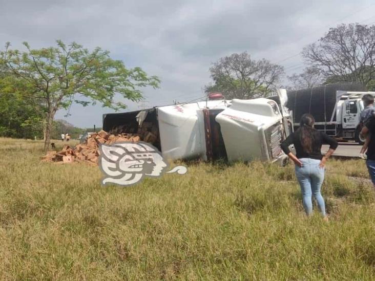 Reportan doble volcadura y choque en la Córdoba-Veracruz