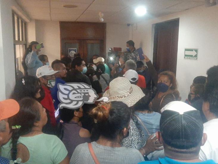 Protesta en palacio de Coatzacoalcos por poco terminaba en conflicto