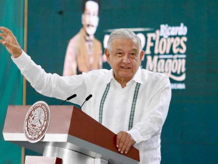 AMLO dona bandera monumental a Emiliano Zapata