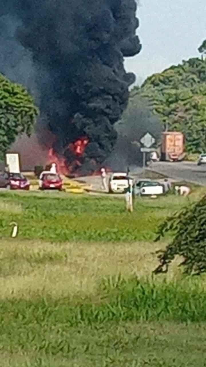 En Moloacán, vuelca y explota pipa frente a instalaciones de Pemex