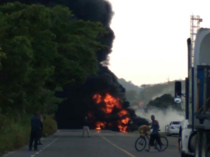 En Moloacán, vuelca y explota pipa frente a instalaciones de Pemex