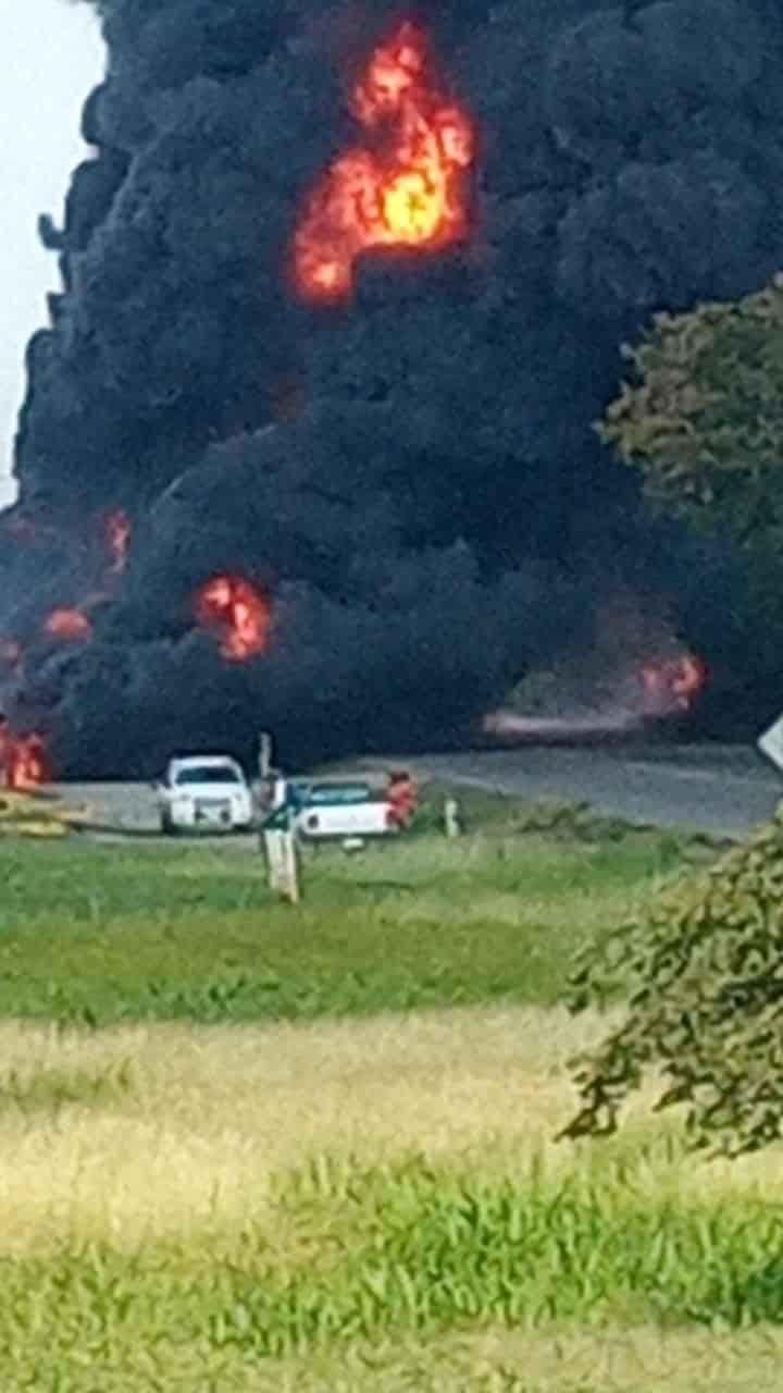 En Moloacán, vuelca y explota pipa frente a instalaciones de Pemex